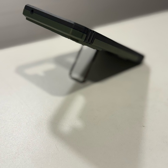 Military-Grade Green Phone Case with Kickstand - Picture 4 of 4